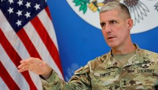 القائد الأمريكي لفرقة المشاة السابعة ستيفن سميث في مؤتمر صحفي بإندونيسيا