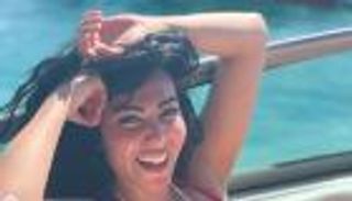 ميرهان حسين تخطف الأنظار بإطلالة صيفية وسط البحر (صور)