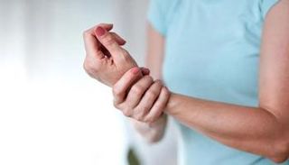 امرأة تعاني ألماً في رسغها