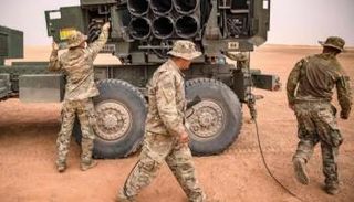 جنود أمريكيون بجانب جزء من راجمة هيمارس خلال تدريب بالمغرب 