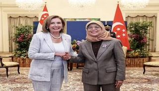 بيلوسي تصافح رئيس سنغافورة، حليمة يعقوب