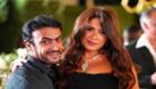 ياسمين عبدالعزيز وأحمد العوضي.. حضن دافئ في المصيف (صور)