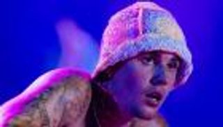 جاستين بيبر يتألق في أولى حفلاته.. كيف بدا بعد المرض؟