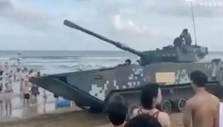 دبابات صينية تتحرك نحو شاطئ قريب من تايوان