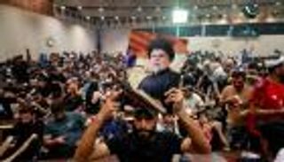 بعد مبادرة الكاظمي.. الصدر يوجه المحتجين بنقل الاعتصام خارج البرلمان