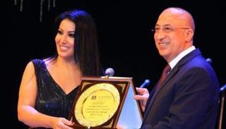 محافظ الإسكندرية يكرم سمية الخشاب بدرع الإقليم