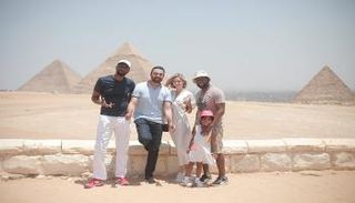 أبطال الفيلم أمام أهرامات الجيزة