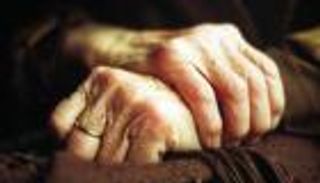 تفاصيل اعتداء شاب تونسي جنسيا على والدته المسنة