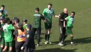 القبض على لاعب اعتدى على حكمة في الأرجنتين 