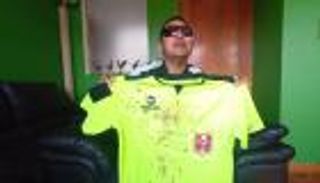 تفاصيل درامية.. ثورة جماهيرية تهدد حكما بفقدان بصره (فيديو)