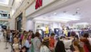 شاهد.. طوابير الروس أمام متاجر "إتش آند إم" قبل انسحابها