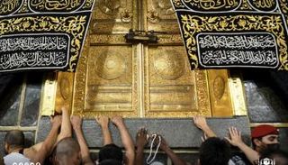 المعتمرون يتهافتون على لمس الكعبة بعد رفع قيود كورونا