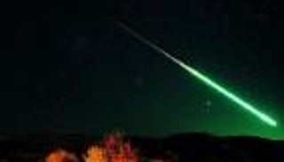 سر اللون الأخضر الزاهي في أمطار نيوزيلندا النيزكية