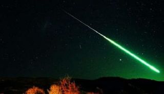 باحث يوضح سر اللون الأخضر الزاهي في أمطار نيوزيلندا النيزكية