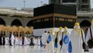 موسم العمرة يبدأ برفع الحواجز الوقائية حول الكعبة (فيديو)