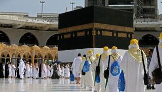 ضيوف الرحمن يطوفون حول الكعبة المشرفة - أرشيفية