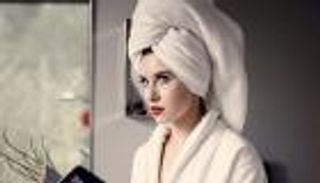 راقصة تدخل نادي المليونيرات بأغرب طريقة ممكنة