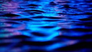 المياه كانت تغرق جسم الرجل حتى الركبتين