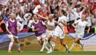 حمالة الصدر الرياضية.. لاعبة كرة قدم تجعلها رمزا لتمكين المرأة (صور)