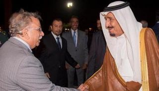 المعلمي مصافحا الملك سلمان بن عبدالعزيز- أرشيفية