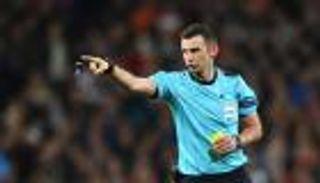 ورطّه ريال مدريد.. من هو مايكل أوليفر حكم السوبر الأوروبي؟