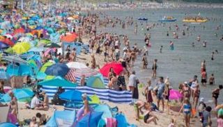 شاطئ ممتلئ بالناس - أرشيفية