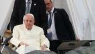 أنقذ حياته.. ترقية ممرض لمساعد صحي للبابا فرنسيس