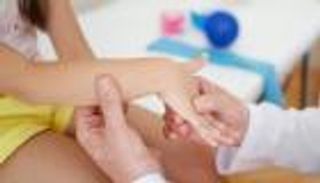 التهاب المفاصل عند الأطفال.. الأعراض تتشابه مع 4 أمراض