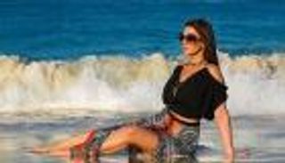 صور الفنانة درة.. جريئة على البحر ومحتشمة في التلفزيون