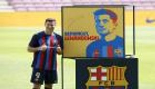 في الذكرى الأسوأ بتاريخه.. برشلونة يحتفل بصفقة ليفاندوفسكي (صور وفيديو)