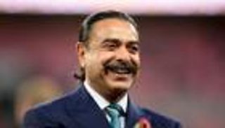 شهيد خان.. من "غسل الصحون" إلى نادي مليارديرات العالم