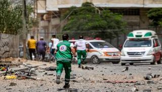 مسعفون يهرعون إلى مكان القصف في غزة