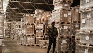 جندي يحرس منصّات تحمل أوراق الاقتراع في نيروبي