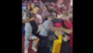 رغم مرضها.. مصرية تحضر حفل تخرج ابنتها بـ"أسطوانة أكسجين" (فيديو)