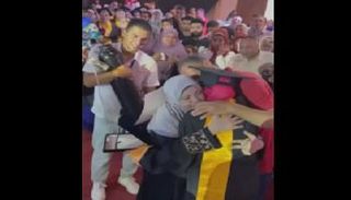 مصرية تحضر حفل تخرج ابنتها بـ