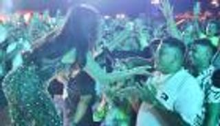 هيفاء وهبي تغازل حمو بيكا في حفل العلمين.. أغنية وقبلة (صور وفيديو)