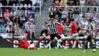 انتهت بشكل غريب.. طريقة مبتكرة لتنفيذ الركنيات في الدوري الإنجليزي (فيديو)