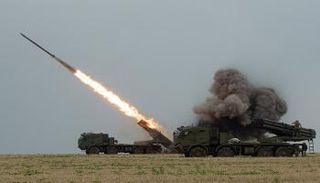 جنود أوكرانيون يطلقون النار باستخدام نظام الصواريخ Bureviy المتعدد 