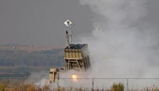 لحظة اعتراض القبة الحديدية صواريخ من قطاع غزة - أ ف ب 