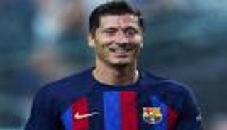 بطريقة خيالية.. ليفاندوفسكي يفتتح أهدافه مع برشلونة (فيديو)