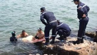 فرق الإنقاذ بأحد شواطئ المغرب - أرشيفية