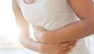 آلام البطن أكثر من مجرد غازات.. تحذير من 10 أمراض بينها السرطان