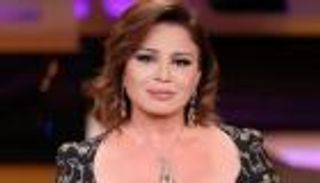 إلهام شاهين.. رقصة وإطلالة مكشوفة على البحر
