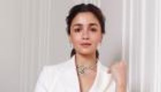 عليا بهات تروج لأغنية جديدة في أول ظهور بعد الحمل (صور وفيديو)