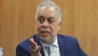 أشرف زكي يعلق على لجوء 3 فنانين مصريين للتسول.. ماذا قال؟