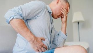 شخص مصاب بأعراض الفشل الكبدي