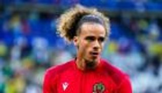 بين ديلور وبراهيمي.. نجما الجزائر يثيران الانقسام في الدوري الفرنسي