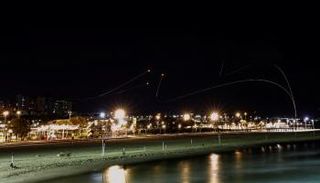 القبة الحديدية تعترض رشقة صاروخية من غزة