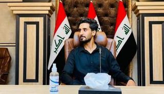 متظاهر يجلس على كرسي رئاسي في مبنى البرلمان -أرشيفية