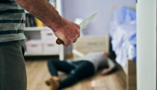 رجل يحمل سكيناً- تعبيرية